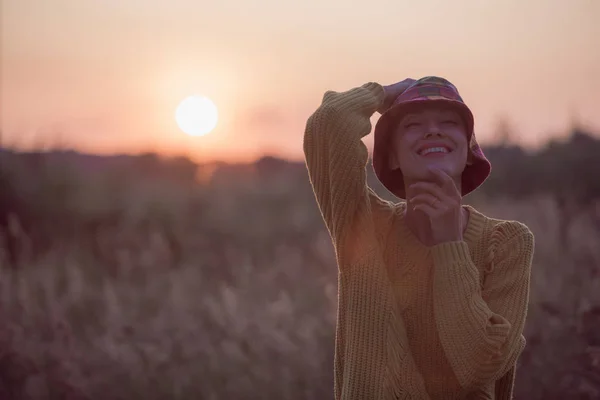 Красивая Молодая Женщина Вязаном Свитере Шляпе Наслаждающаяся Теплыми Днями Парке — стоковое фото