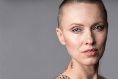 Kel genç kadının güzel yüzü. Güzellik Portresi