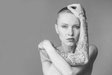 Kel genç kadının güzel yüzü. Güzellik Portresi