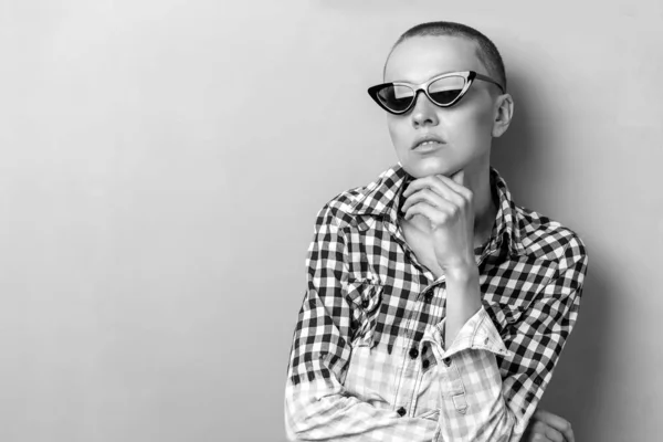 Portrait Beautiful Bald Girl Posing Fashion Photoshoot Grey Background Pretty — Stock Photo, Image
