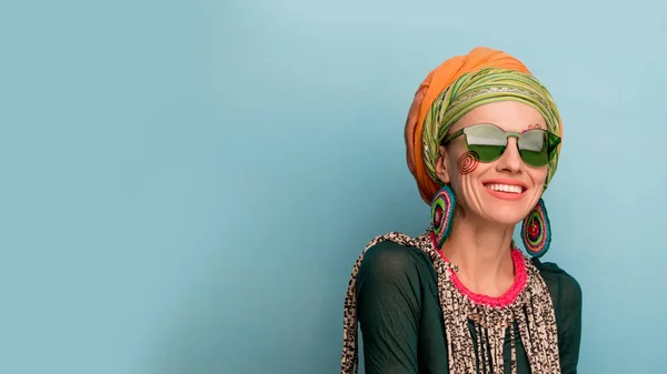 Mulher Bonita Com Turbante Cabeça Brincos Moda Uma Pulseira África — Fotografia de Stock