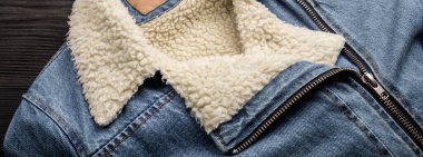 Kot motorcu ceketinin ayrıntıları. Eko kürklü, büyük beden kot ceketli bir kadının yakın plan fotoğrafı. 