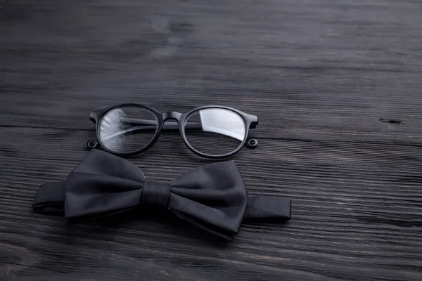 时尚时尚的时髦概念在最小的风格 时髦的眼镜 黑色木制发牢骚桌 — 图库照片