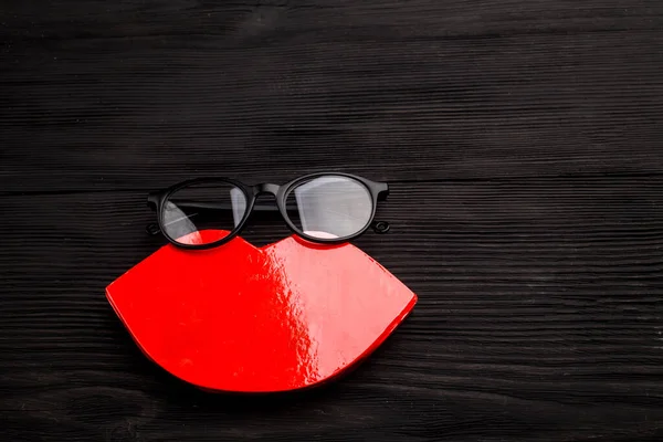 Ahşap Arka Planda Gözlüklü Dudakları Olan Komik Bir Kadın Anlayışı — Stok fotoğraf