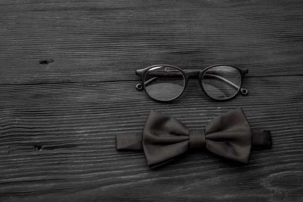 时尚时尚的时髦概念在最小的风格 时髦的眼镜 黑色木制发牢骚桌 — 图库照片