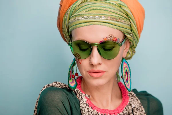 Mooie Vrouw Met Een Tulband Haar Hoofd Oorbellen Armbanden Afrika — Stockfoto