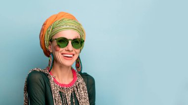 Kafasında türbanı, küpeleri ve bilezikleri olan güzel bir kadın. Afrika tarzı kadın konsepti