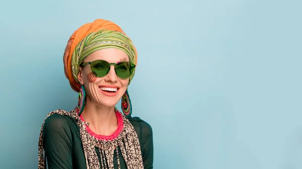 Vacker Kvinna Med Turban Huvudet Modeörhängen Och Armband Afrika Stil — Stockfoto