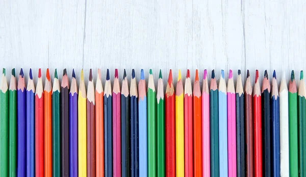 Mehrfarbig Gespitzte Bleistifte Isoliert Auf Holzgrund Einer Reihe — Stockfoto