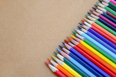 Marka reklam pazarlama stratejisi kimlik işi konsepti. Üst üste renkli kalemler