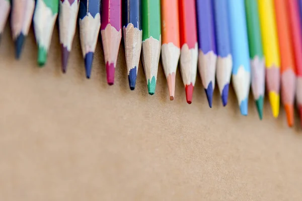 Mehrfarbig Gespitzte Bleistifte Isoliert Auf Holzgrund Einer Reihe — Stockfoto
