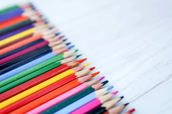 Vícebarevné Ořezávané Tužky Izolované Dřevěném Pozadí Řadě — Stock fotografie