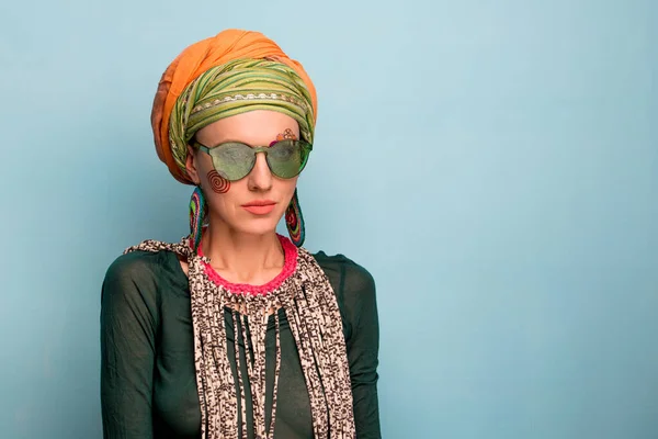 Hermosa Mujer Con Turbante Cabeza Pendientes Moda Pulseras Concepto Mujer — Foto de Stock