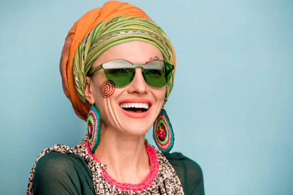 Красивая Женщина Тюрбаном Голове Модные Серьги Браслеты Африканский Стиль — стоковое фото