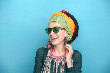 Kafasında türbanı, küpeleri, kolyesi ve bilezikleri olan güzel bir kadın. Etnik tarz kadın konsepti