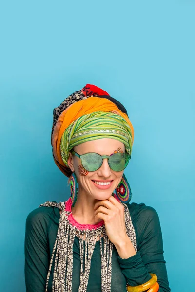 Vacker Kvinna Med Turban Huvudet Modeörhängen Halsband Och Armband Etnisk — Stockfoto