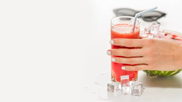 Hand Met Glas Van Watermeloen Sap Cocktail Geïsoleerd Witte Achtergrond — Stockfoto