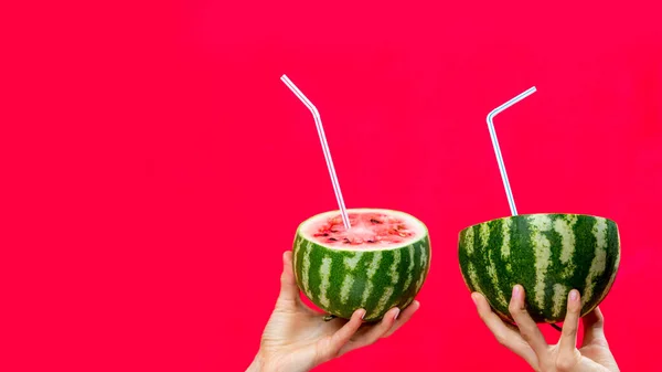 Imagem Criativa Casal Romântico Amor Segurando Suco Melancia Com Uma — Fotografia de Stock