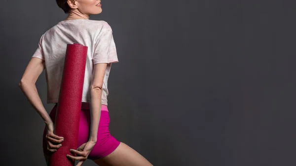 Sportig Yoga Flicka Med Yogamatta Isolerad Över Grå Bakgrund — Stockfoto