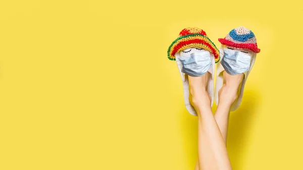 Imagen Creativa Piernas Mujer Graciosas Con Pantuflas Caseras Sombreros Verano —  Fotos de Stock