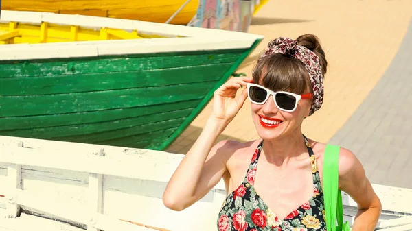 Stijlvol Portret Van Een Mooie Jonge Vrouw Die Poseert Het — Stockfoto