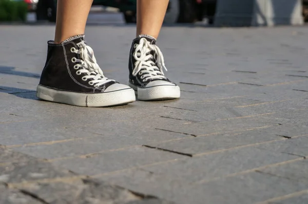 Hermosa Joven Piernas Largas Mujer Zapatillas Deporte Posando Aire Libre — Foto de Stock