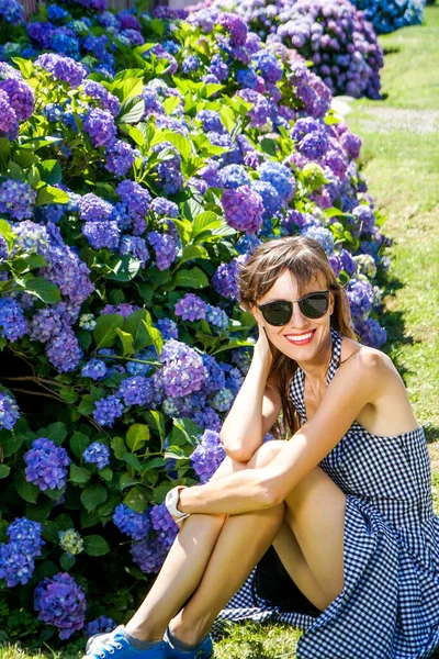 Vacker Kvinna Sitter Sommar Klänning Grön Park Över Blommande Hydragea — Stockfoto