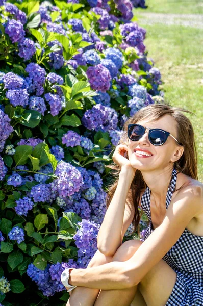 Krásná Žena Sedí Letních Šatech Zeleném Parku Přes Kvetoucí Hydragea — Stock fotografie