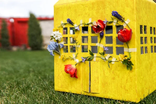 花で飾られた紙の家 美しい黄色の紙の家 — ストック写真