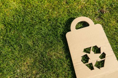 Geri dönüşüm sembolü, eski şeylere yeni hayat