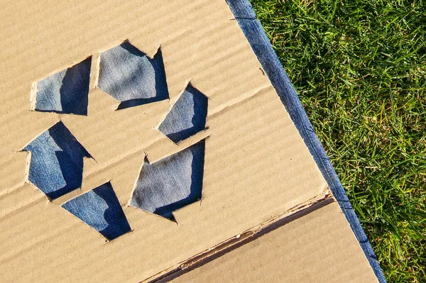 Recycling Symbol Auf Jeansstoff Über Grünem Gras Neuer Rock Aus — Stockfoto