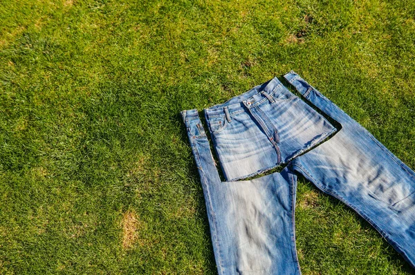 リサイクル 再利用 再利用 アップグレードの概念 古いものへの新しい生活 ボーイフレンドのジーンズから自分の服を作る — ストック写真