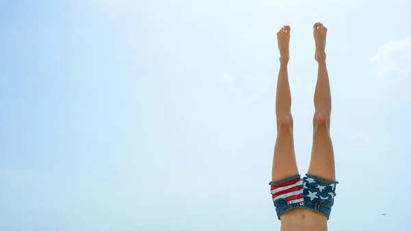 Piernas Mujer Perfectas Fondo Del Cielo Azul Vacaciones Mar Yoga — Foto de Stock