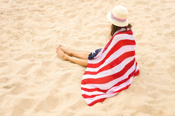 Hermosa Mujer Sosteniendo Una Bandera Americana Playa Viajar Bandera Usa — Foto de Stock