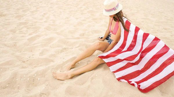 Beautiful Woman Holding American Flag Beach Travel Usa Flag — Stock Photo, Image