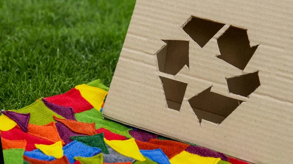 Recycle Zeichen Über Farbhintergrund Und Grünem Gras — Stockfoto