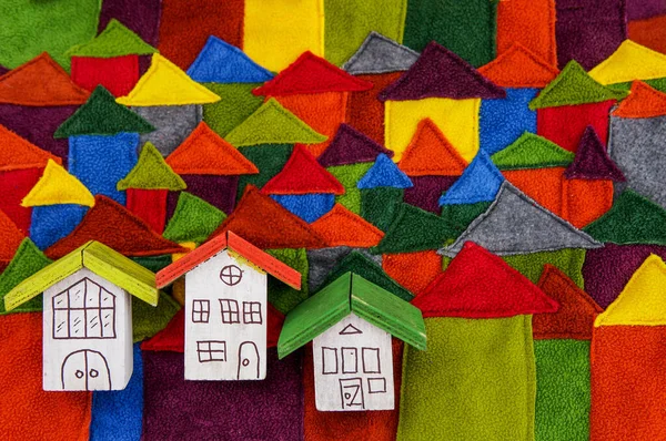 Переработанный Знак Небольшой Дом Красочной Крышей Над Цветным Фоном Зеленой — стоковое фото