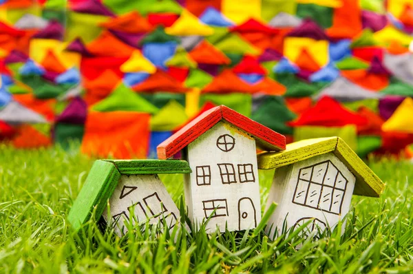 Bunte Häuser Über Farbigem Hintergrund Und Grünem Gras — Stockfoto