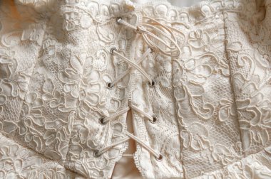 Seksi gelinlik, arkadan manzara.