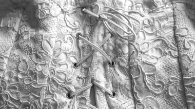 Beyaz dantelli gelinlik, arkadan manzara