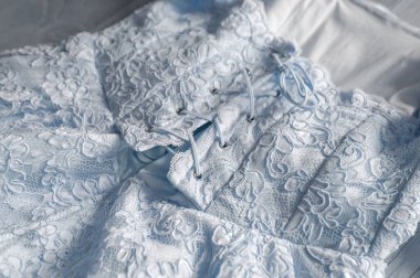 Mavi dantelli gelinlik, arkadan manzara