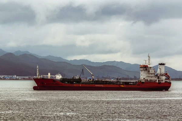 Tankers at anchor awaiting loading — Stock Photo, Image