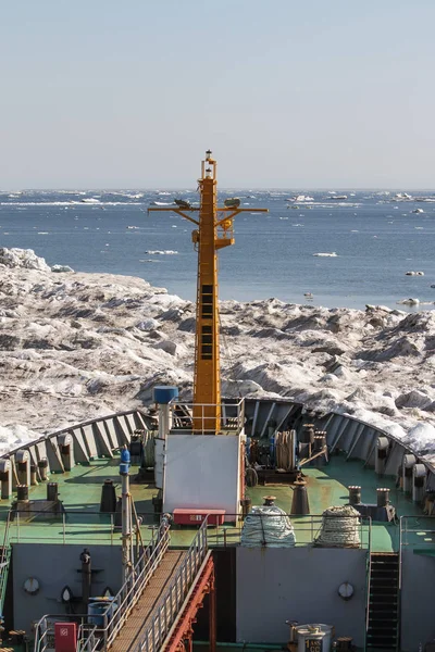 Schip geklemd meerjarige ijs in het Noordpoolgebied — Stockfoto