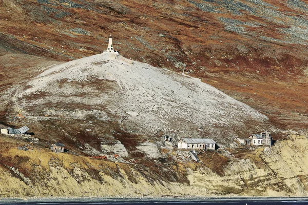 Cape Dezhnev deniz feneri ve anıt çapraz