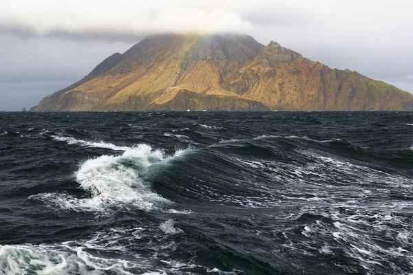 Fırtına kabarması Kuril Adaları arka plan üzerinde