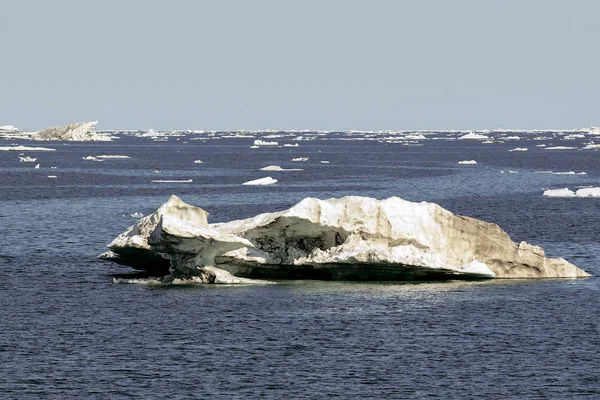 Smelting av arktisk flerårig is – stockfoto