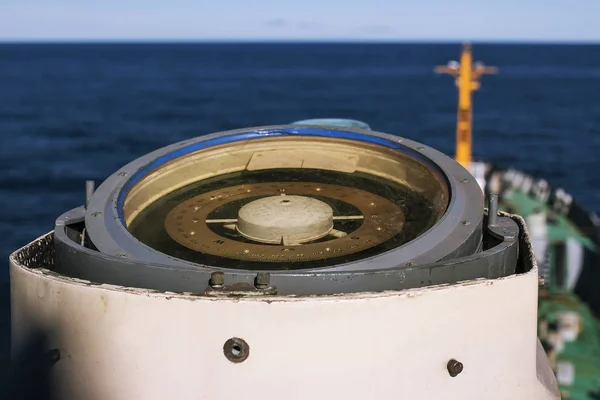 Brújula magnética sobre un fondo de horizonte marítimo — Foto de Stock