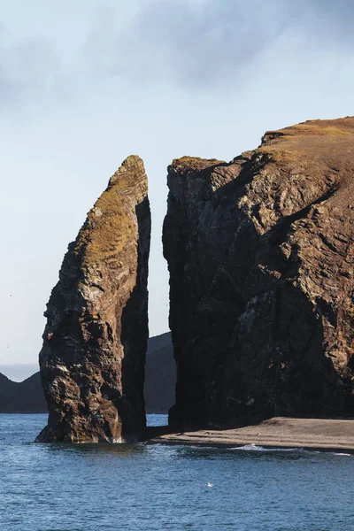 Cliff Çukçi Denizi kıyısında