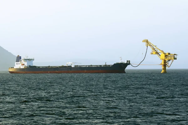 Tankbil lastad med råolja i den ryska hamnen i de Kastri i Fjärran Östern — Stockfoto