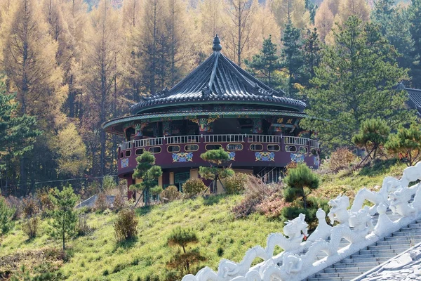 Templo en la ciudad china de Tumen en el fondo del bosque de otoño —  Fotos de Stock